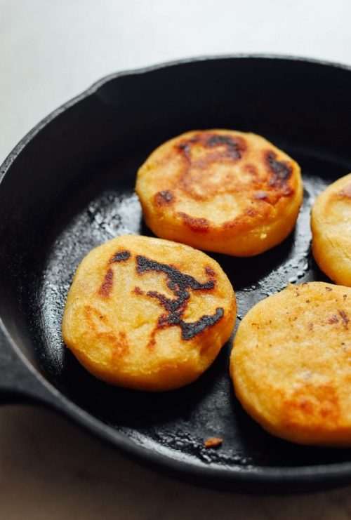 foodffs: HOW TO MAKE AREPAS (3 INGREDIENTS!)Follow for recipesIs this how you roll? *Julieta has ent