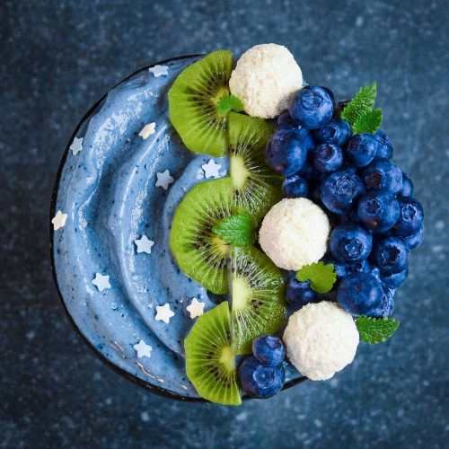 avidofood:BLUE DREAM BOWL Only 3 ingredients! @vegansmoothiemom used: ♡3 frozen bananas ♡1/2 cup oat