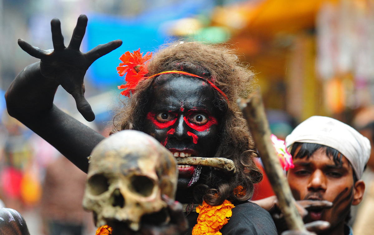 mortem-et-necromantia:   Shivaratri procession. 