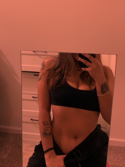 asweet0ne:Come thru I think I need u here 
