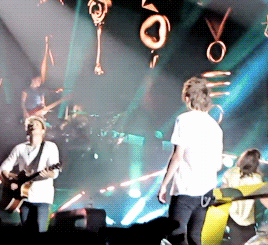 bulletprooflarry:a very attentive louis during harry’s part in ready to run -Cardiff 5/6 [part 1]#SH