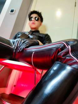 leatherglove-wong:Sunny leather Such a hot leather unit!! 