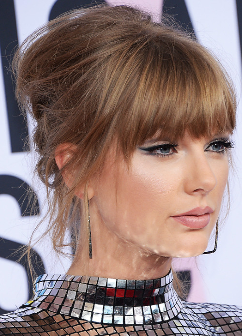 demetrialuvater:  Taylor Swift attends the 2018 American Music Awards 