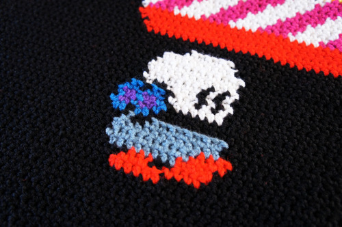it8bit:  Bubble Bobble Inspired Afghan This Bubble Bobble inspired afghan measures at roughly 6’ 1" wide and 6’ long, it’s been crocheted with love and acrylic yarn. Check out the full gallery here.  Created by Ana Petree Garcia | Shop