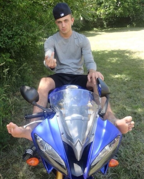 whitemalefeet:Hot bad boys make me swoon ;)