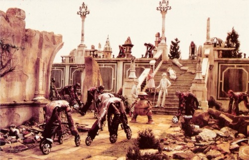talesfromweirdland:Return to Oz (1985) was way too scary anyway when I saw it at age 8—and the