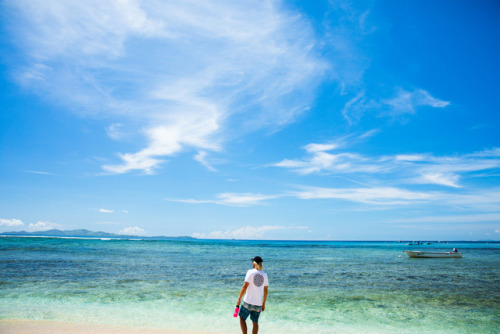 vanssurf: Lay days in Fiji aren’t so bad.Dane Guduaskas and Joel Tudor wait out tomorrow&rsquo