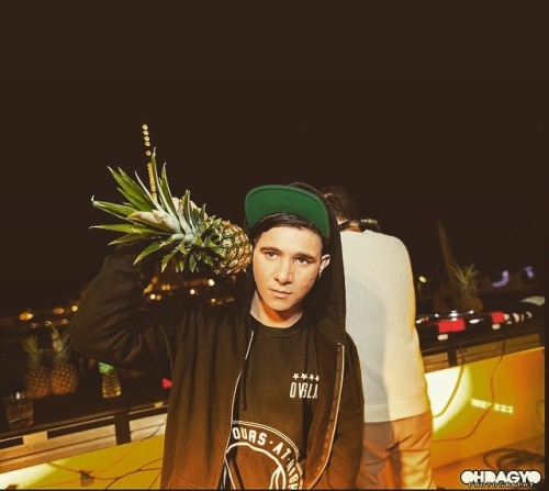 juliaeditz:  I THINK THIS IS THE BEST PIC OF HIM WITH A PINEAPPLE YET!!!!!!!
