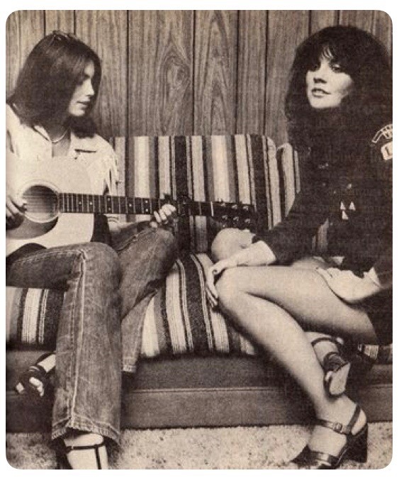 vintageinherdream:Emmy Lou Harris &amp; Linda Ronstadt  Vintage 70’s