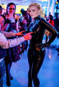 celebsinlatex:  Sophie out in public in latex