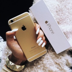theperfectteenoutfits:  The iPhone 6 is so pretty 