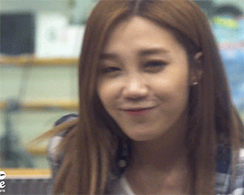 hyeriim:  eunji trying to take a picture of the fans  Jajajajajaja hermosa!! Como no amarla? 