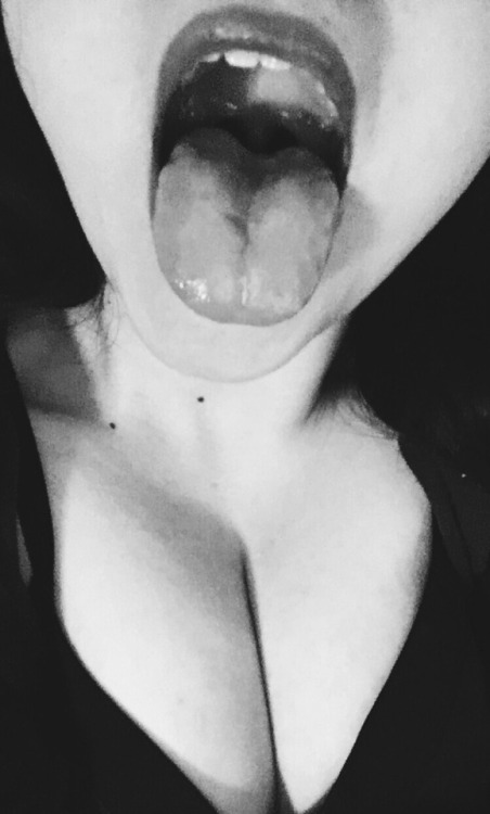 looking4ablowjob: littlecumslutxomg: my mouth needs to be filled with cum