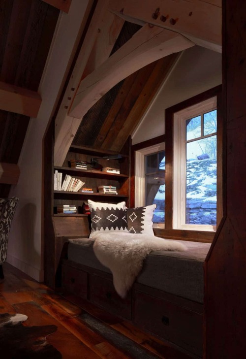 lookashiny: (via cdn.onekindesign.com/wp-content/uploads/2020/10/Cozy-Rustic-Reading-Nook-Id