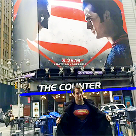 beneffleck:Henry Cavill poses around Times Square unnoticed to prove that Clark Kent’s simple disgui