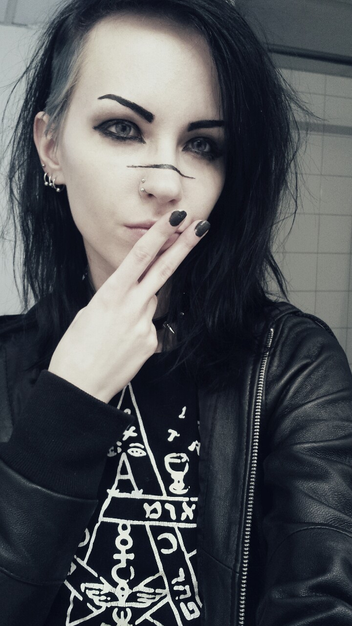 eraisuithielle:  Tonight’s clubbing look