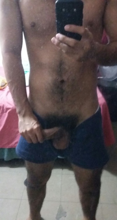 fotosgaysincensura:  Hetero peludo 😍  Qué selva tiene me encanta 🙈  Rebloguea para más 