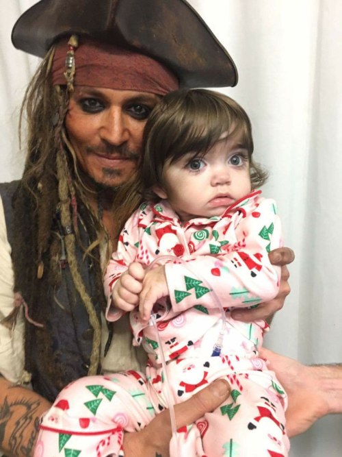 becauseitisjohnnydepp:Johnny Depp Captain Jack Sparrow visiting children in Children’s hospital Grea