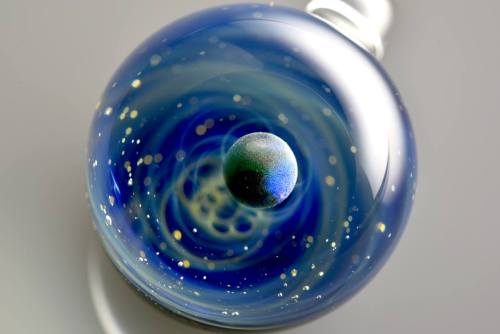 culturenlifestyle:  Satoshi Tomizu Captures the Universe In Incredible Miniature Glass Spheres Japanese glass artist Satoshi Tomizu creates unbelievable globes of glass that contain solar systems, stars, and galaxies. These miniature spheres are made