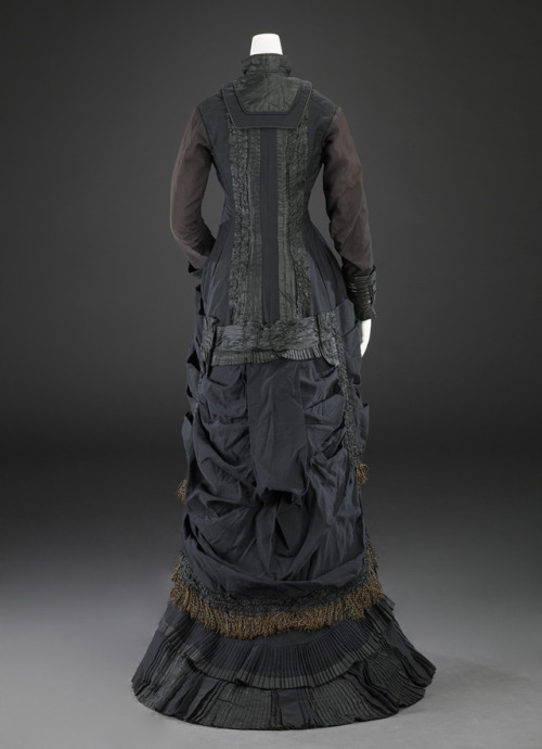 cimetiere-chanson: history-of-fashion:  ab. 1875 Silk mourning dress (American) (Indianapolis Museum
