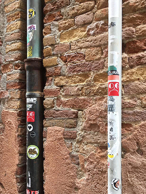 #OPENGIARDINI
Sticker Bombing
Sticking is caring!
Be respectful of historical monuments and religious sites. Be smart with other people’s property.
Download the template and order your 7x7 cm stickers on Pixartprinting or at your local print shop....