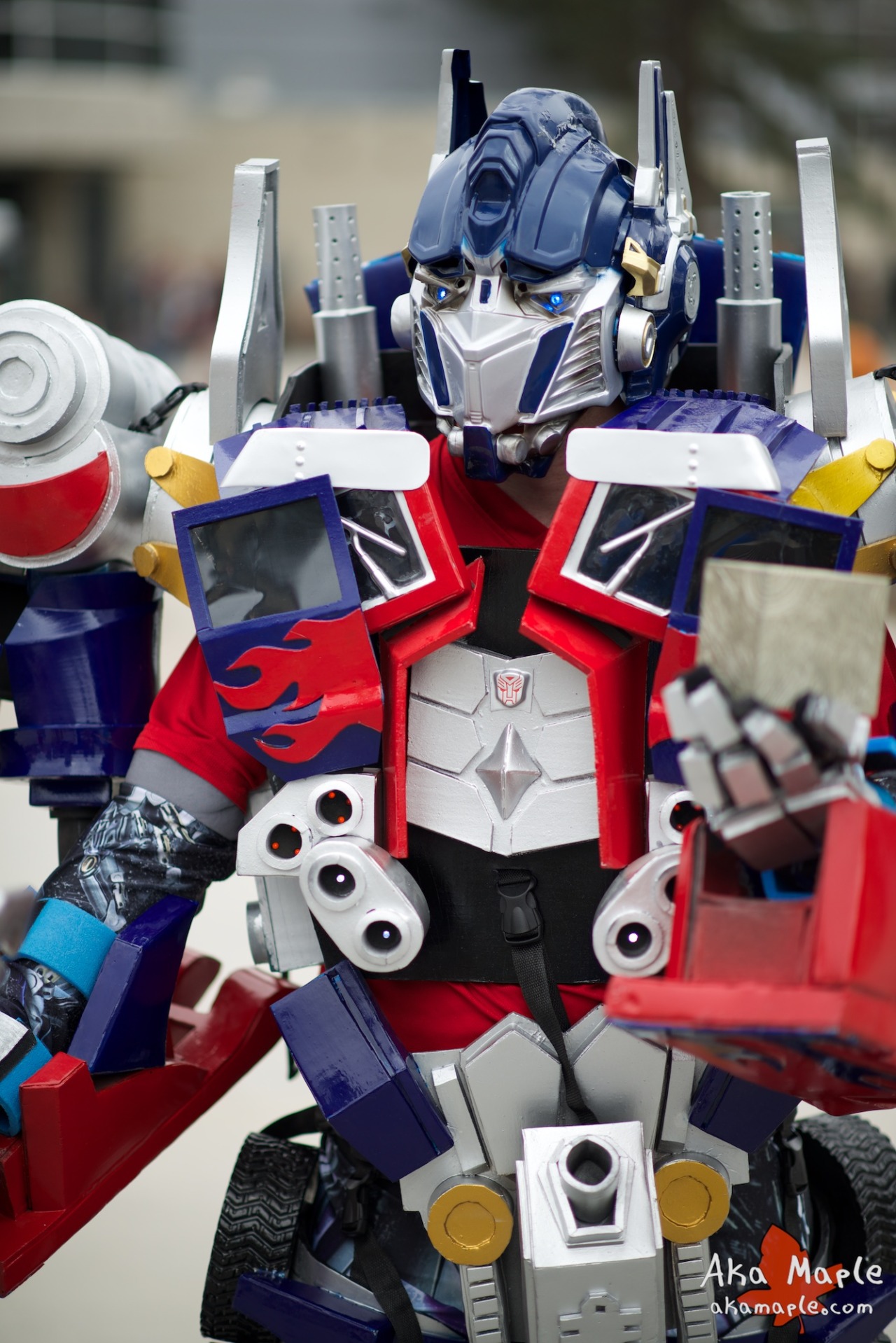 akamaple:  Oh wow! look at that cosplay of Optimus Prime! It looks amazing and is