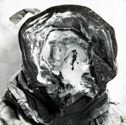 Masque de glace par Franck Hurley, lors de l'Expédition antarctique australasienne, 1911-1914.