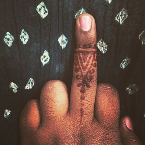 cats-and-cardigans: This is all that this #curryscentedbitch has to say. #henna #mehndi #mudramiddle