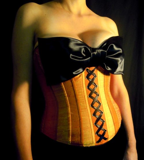 Orange- today’s #fallforcostume is a perfect Halloween hued corset made of two color orange si