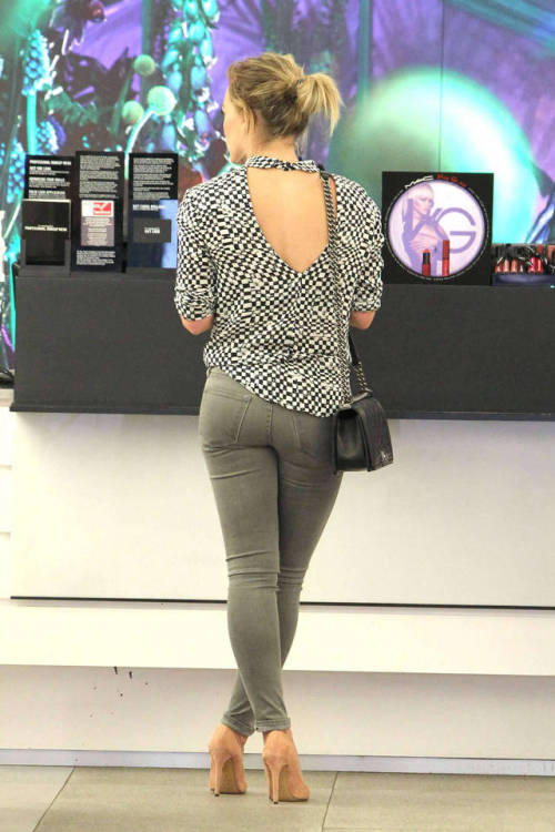 celebritysexydimes: Hilary Duff oh Hilary! DAMN