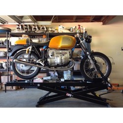 bmwcaferacer:  1976 BMW R90S - (Aurora) - Double checking fitment. #bmw #bavariancafe #1976 #r90s #caferacer #airhead #ritmosereno #bmwcaferacer #vintagebmw #vintagemotorcycle #bmwmotorcycle 