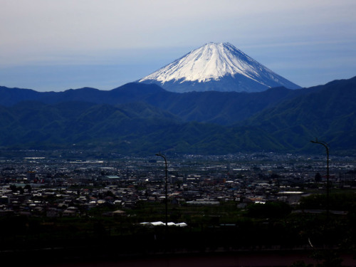 happy-geology:南アルプス市より　富士山 Whenever I see the Japan’s highest Mt. Fuji volcano, or Fuji-san, I fee