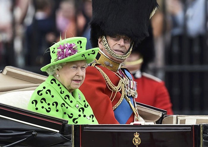 The Queen Wore a ‘Green Screen’ Outfit and the Internet Went to Town