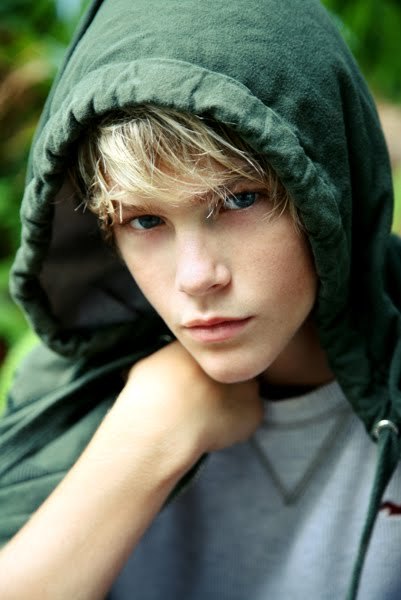 twinkmeetslife:  Hottie of the day - not quite green lantern. but pretty. For all the hottest tumbles follow me on twitter at http://twitter.com/twinkmeetslife/ 