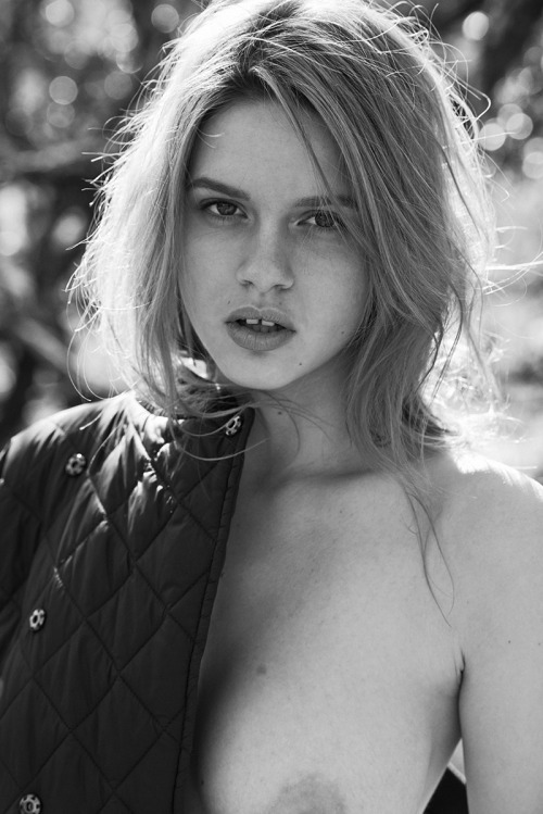 Les Beehive – Elle Brittain by Derek Henderson for Oyster #105 VISIT LES BEEHIVE FOR MORE 