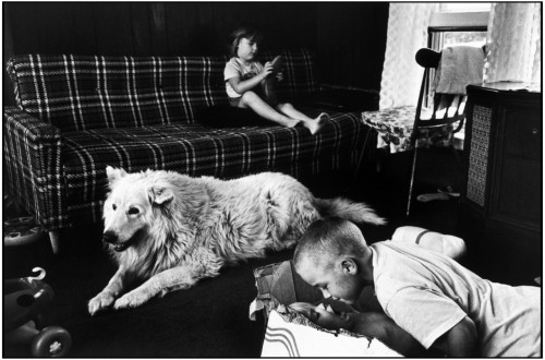 Family of fishermen. Eames’ house. Amagansett. Long Island. USA (1983)Martine Franck