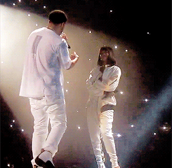 pleathe-deactivated20140814:  Rihanna and Drake performing live in Paris 