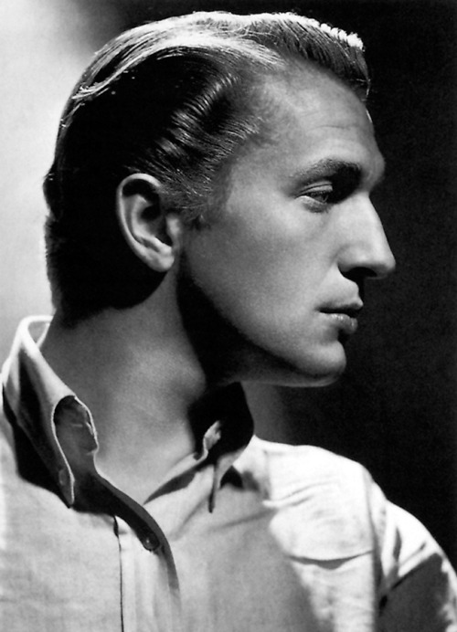 Let us all take a moment to appreciate the unexpected gorgeousness of young Vincent Price.BONUS! He 