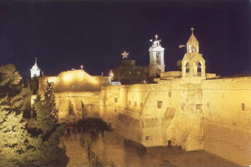 weirdpolis:eastiseverywhere:Silver star marking the spot where Jesus was born, Church of the Nativit