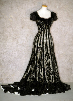 edwardian-time-machine:  Evening dress 1905