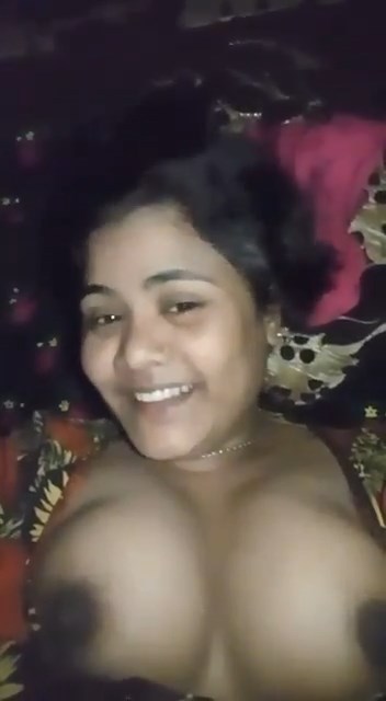 desipussys:    Horny Indian Wife Boob Selfie