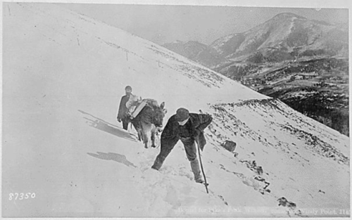 Rounding Windy Point on Pike&rsquo;s Peak in winter (Colorado, c. 1890).