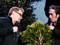 the-platonic-blow:  Eddie Izzard receives a surprise hedge from Ross Noble on Freewheeling