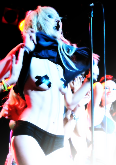 haterxxz:  TAY SHIRTLESS