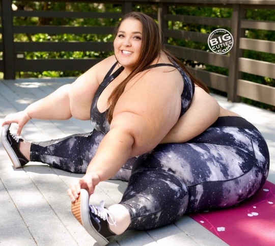 bigcutieboberry: BIGCUTIES.COM - Model: BoBerry - Gorgeous Bottom Heavy Babe with a killer smile! BoBerry is a SSBBW will knock your socks off with curves in 