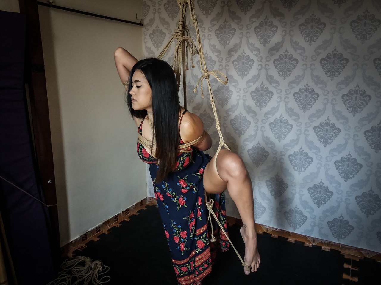 thaisbluish:Tie up me, babe by @akira-nawa