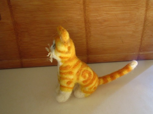 ohnopicturesofanothercat: Handmade needle-felted cat. :-)