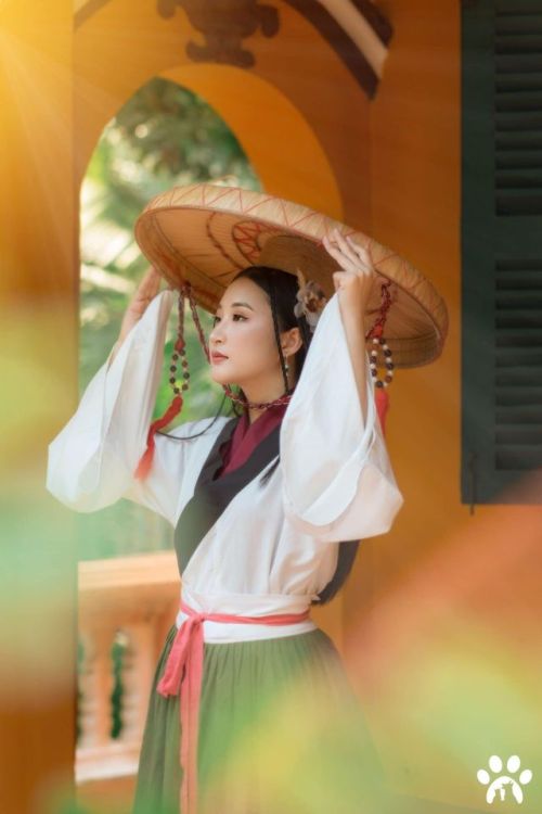 Reconstruction of Restored Later Lê cross-collared dress depicted in Japanese paintings. Although th