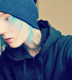 hajime-mashi-te:  Emo Boy blue hair 