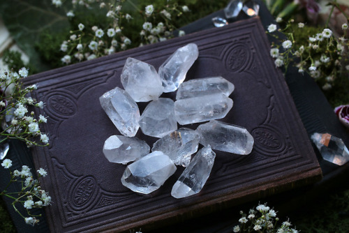 Clear quartz points, amethyst, labradorite and rose quartz pieces are now available at my Etsy Shop 
